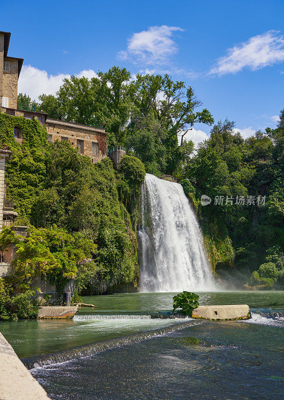 意大利拉齐奥，Isola del Liri市中心的瀑布
